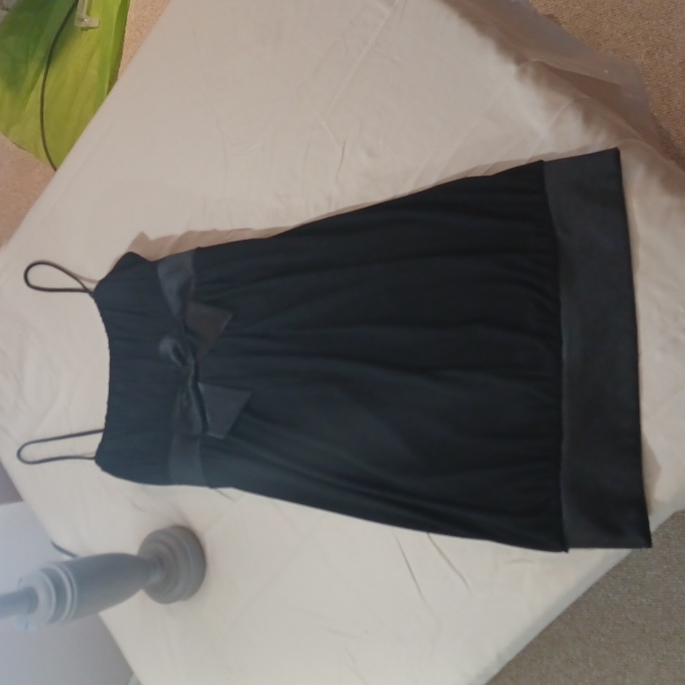 Taboo MED BLACK DRESS WITH SILKY TIE IN FRONT AND BACK AND DETAIL AT BOTTOM HEM.